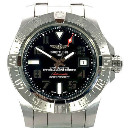 Breitling Avenger II Seawolf Uhr mit Edelstahlarmband und schwarzem Zifferblatt, 3000m/10000ft Wasserdichtigkeit.