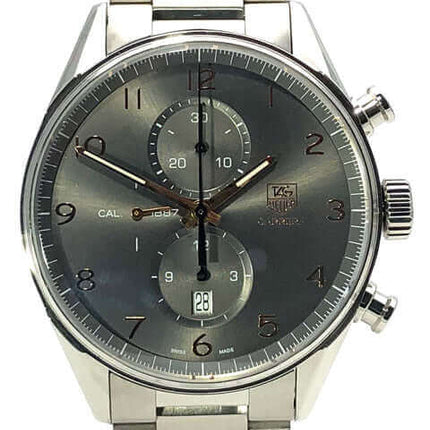 TAG Heuer Carrera 1887 Chronograph Herrenuhr mit Metallarmband und grauem Zifferblatt.