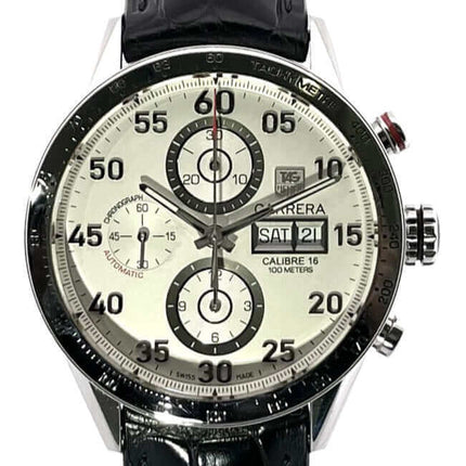 TAG Heuer Carrera 16 Day-Date Herrenuhr mit schwarzem Lederarmband und silbernem Zifferblatt.