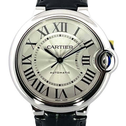 Ballon Bleu de Cartier Armbanduhr mit römischen Zahlen und schwarzem Lederarmband.