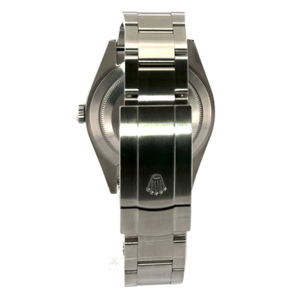 Rückseite des Rolex Oyster Perpetual 39 mm 114300 Armbands aus poliertem und satiniertem Edelstahl mit Rolex Logo auf der Faltschließe.