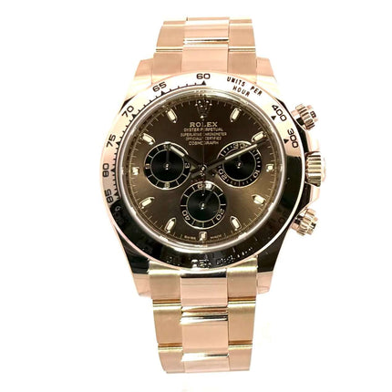 Rolex Cosmograph Daytona 116505 Everose-Gold Uhr mit schokoladenfarbenem Zifferblatt, schwarzen Totalisatoren und poliertem Oyster-Armband.