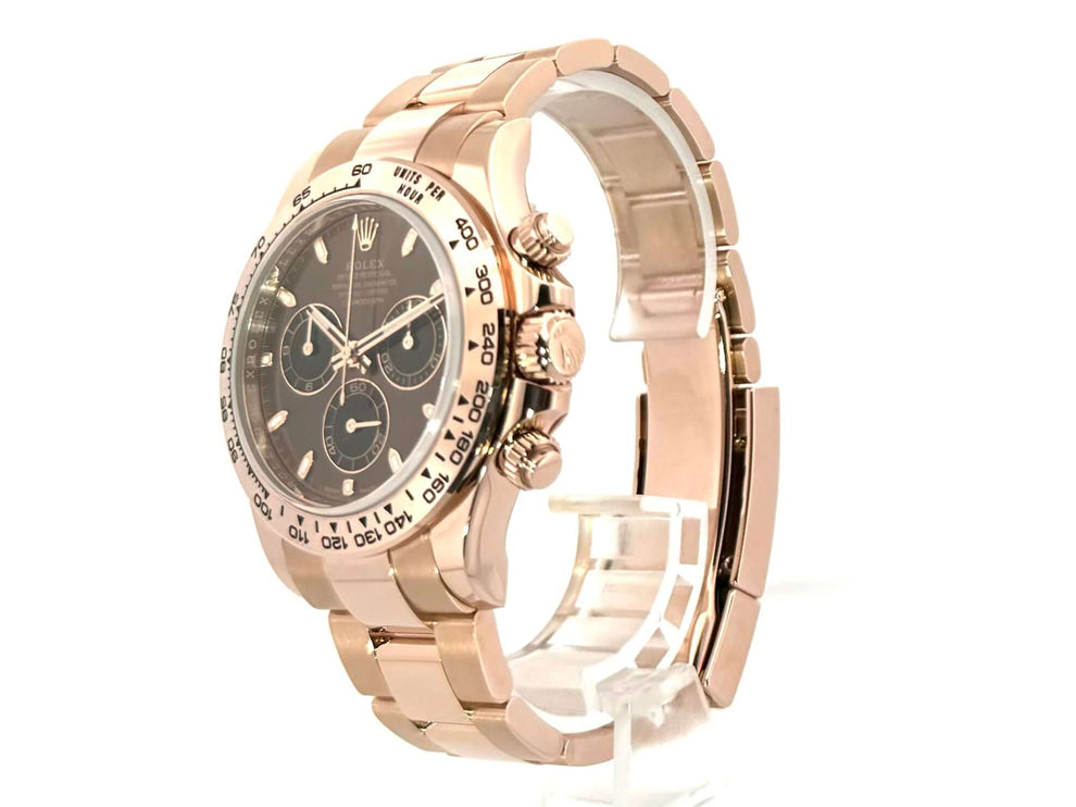 Rolex Cosmograph Daytona 116505 Everose-Gold Choco mit 18 kt Everose-Gold Gehäuse und Armband, schwarzes Zifferblatt und Tachymeterskala.