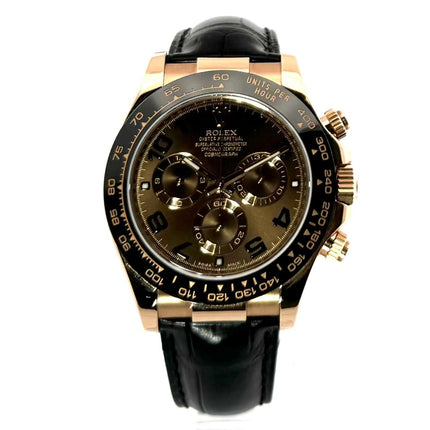 Rolex Daytona 116515LN Everose-Gold Armbanduhr mit schwarzem Lederband und braunem Zifferblatt.