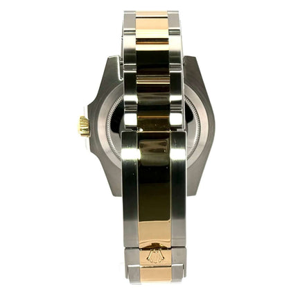 Rückseite des Rolex Submariner Date 116613LB Edelstahl / Gelbgold-Armbands mit poliertem und satiniertem Finish.