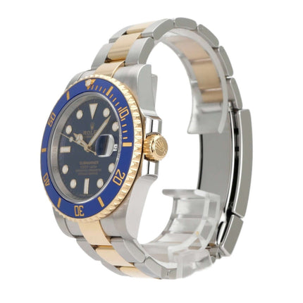 Rolex Submariner Date Edelstahl Gelbgold 116613LB, mit blauem Zifferblatt und drehbarer Lünette, Seiteansicht.