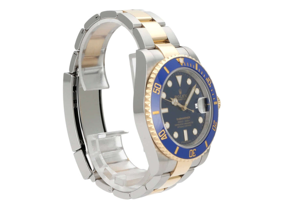 Rolex Submariner Date Edelstahl Gelbgold 116613LB mit blauer Lünette und schwarzem Zifferblatt seitlich abgebildet.