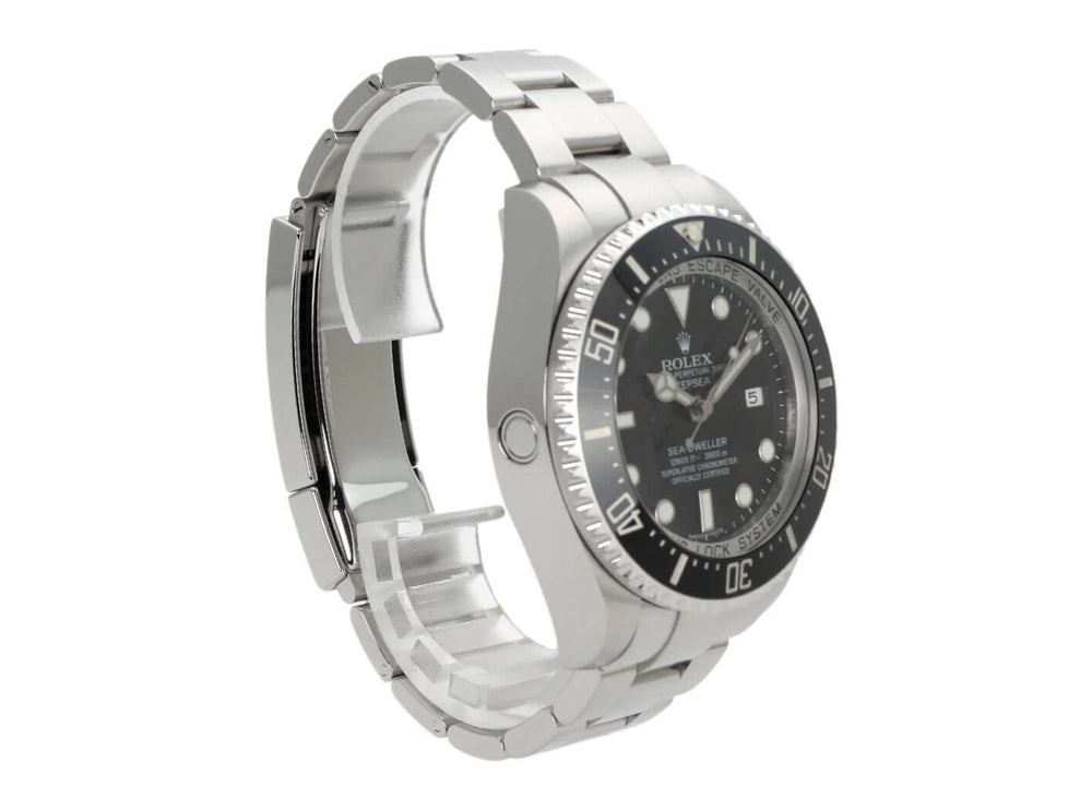 Rolex Sea-Dweller Deepsea 116660 mit schwarzem Zifferblatt und Edelstahl-Armband, seitenansicht.