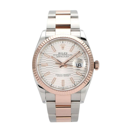 Rolex Datejust 36 aus Oystersteel und Everose-Gold, silbernes Zifferblatt mit Riffelmuster, Ref. 126231.