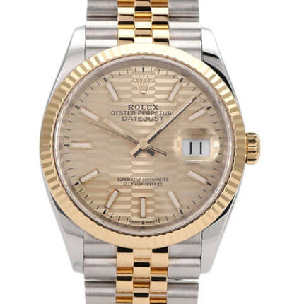 Rolex Datejust 36 in Oystersteel und Gelbgold mit Jubile-Armband und goldenem Riffelmuster Zifferblatt.