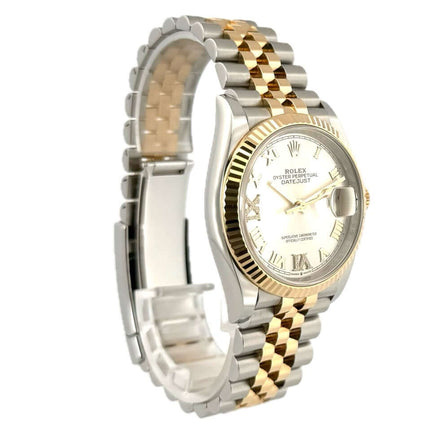 Rolex Datejust 36 Edelstahl Gold 126233 mit jubilé Armband und silbernem Zifferblatt, geriffelte 18 kt Gelbgold Lünette, Diamanten auf VI und IX.