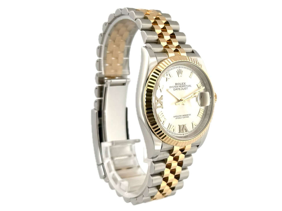 Rolex Datejust 36 Edelstahl Gold 126233 mit jubilé Armband und silbernem Zifferblatt, geriffelte 18 kt Gelbgold Lünette, Diamanten auf VI und IX.