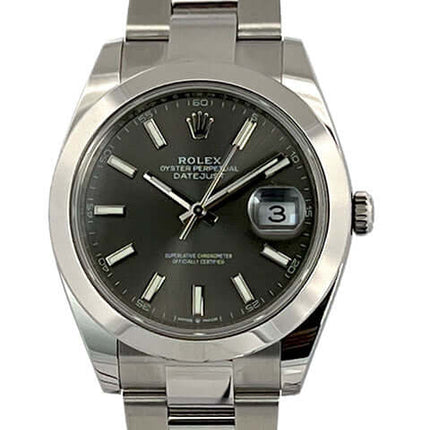 Rolex Datejust 41 Edelstahl 126300 mit rhodiumfarbenem Zifferblatt und poliertem Edelstahlgehäuse sowie Oysterband.