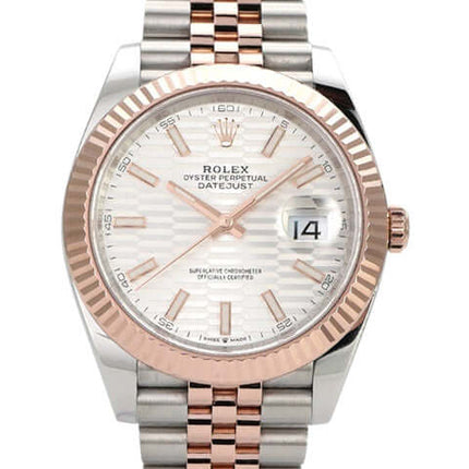 Rolex Datejust 41 Edelstahl Everose-Gold 126331 mit silberner Riffelmuster-Zifferblatt und Jubile-Armband.