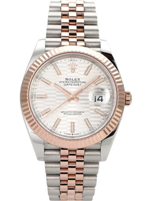 Rolex Datejust 41 Edelstahl Everose-Gold 126331 mit silberner Riffelmuster-Zifferblatt und Jubile-Armband.