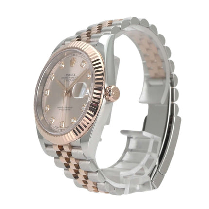 Rolex Datejust 41 126331 mit Sundust-Zifferblatt und Jubile-Armband aus Edelstahl und Everose-Gold, seitliche Ansicht.