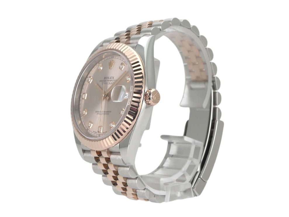 Rolex Datejust 41 126331 mit Sundust-Zifferblatt und Jubile-Armband aus Edelstahl und Everose-Gold, seitliche Ansicht.