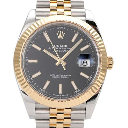 Rolex Datejust 41 Edelstahl Gelbgold 126333 mit schwarzem Zifferblatt und Jubile-Armband.