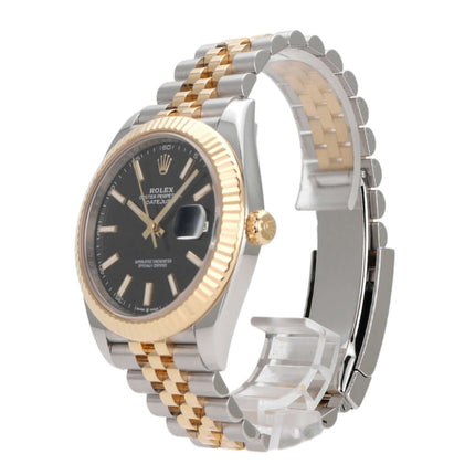 Rolex Datejust 41 Edelstahl Gelbgold 126333 mit schwarzem Zifferblatt und Jubile-Armband.