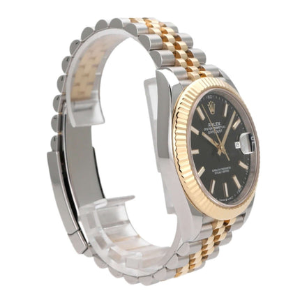 Rolex Datejust 41 Edelstahl Gelbgold 126333 mit schwarzem Zifferblatt und Jubile-Band.