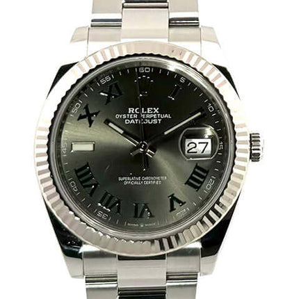 Rolex Datejust 41 Ref. 126334 mit Rhodium-Zifferblatt und römischen Ziffern, Edelstahlgehäuse und -armband, 41 mm, 18 kt Weißgold Lünette.