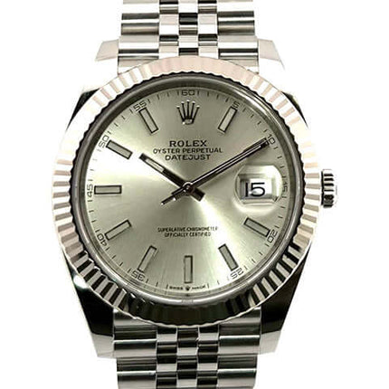 Rolex Datejust 41 Edelstahl Weißgold 126334 mit silbernem Zifferblatt und Jubile-Band.