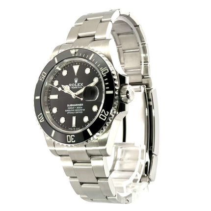 Rolex Submariner Date 126610LN Edelstahlgehäuse und schwarzes Zifferblatt.