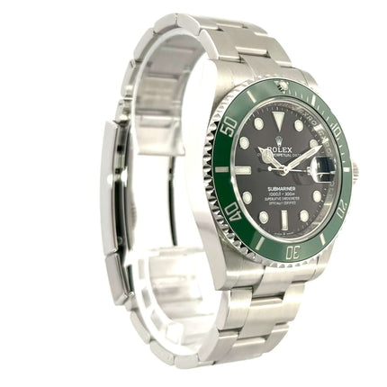 Rolex Submariner Date Edelstahl 126610LV aus 2022 mit grünem Keramik Einlage auf Edelstahlarmband, Referenz 126610LV, schwarzes Zifferblatt.