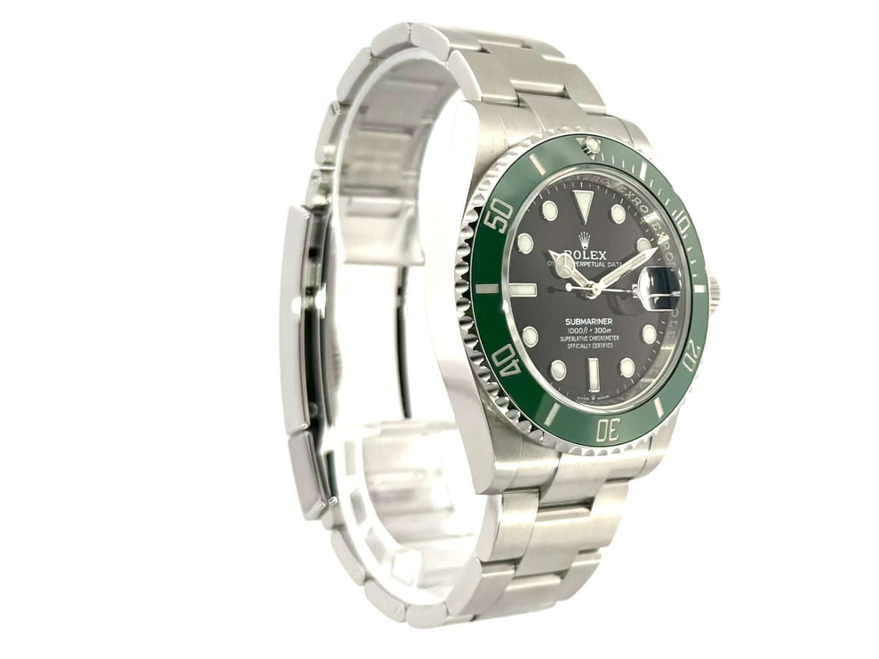 Rolex Submariner Date Edelstahl 126610LV aus 2022 mit grünem Keramik Einlage auf Edelstahlarmband, Referenz 126610LV, schwarzes Zifferblatt.