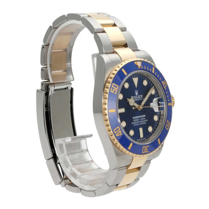 Rolex Submariner Date 41 Edelstahl Gelbgold 126613LB mit blauem Zifferblatt und 18 Karat Lünette, seitliche Ansicht.