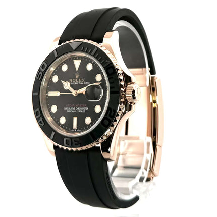 Rolex Yacht-Master 40 Everose-Gold 126655 aus 2022, schwarzes Zifferblatt mit Leuchtindizes, 18 kt Everose-Gold Gehäuse und Oyster Kautschukband