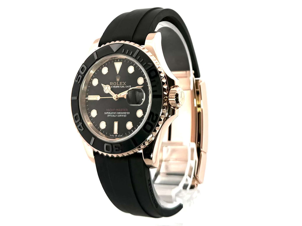 Rolex Yacht-Master 40 Everose-Gold 126655 aus 2022, schwarzes Zifferblatt mit Leuchtindizes, 18 kt Everose-Gold Gehäuse und Oyster Kautschukband