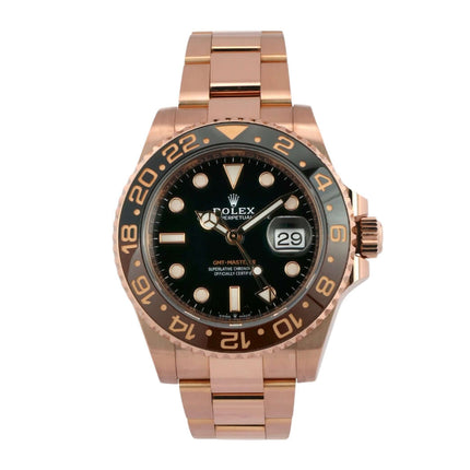 Rolex GMT-Master II Everose-Gold 126715CHNR aus 2020 mit 18 kt Everose-Gold Gehäuse und Armband vor weißem Hintergrund