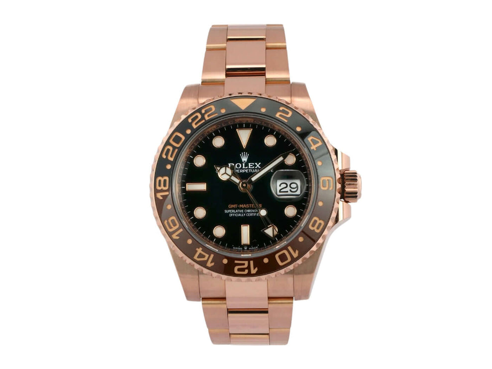 Rolex GMT-Master II Everose-Gold 126715CHNR aus 2020 mit 18 kt Everose-Gold Gehäuse und Armband vor weißem Hintergrund