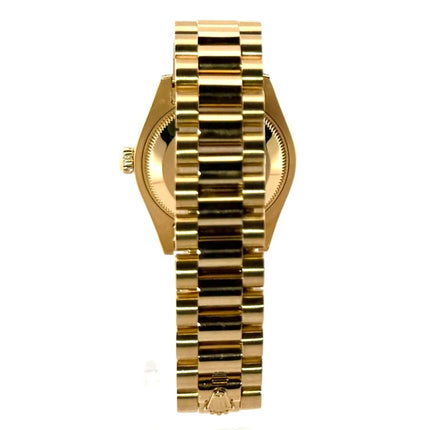 Rückansicht der Rolex Datejust 31 Gelbgold 178238 mit Champagner Zifferblatt, Präsident 18 kt Gelbgold Armband und Faltschließe.