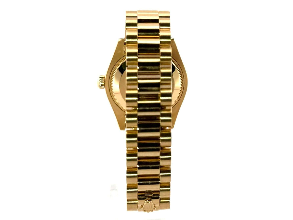 Rückansicht der Rolex Datejust 31 Gelbgold 178238 mit Champagner Zifferblatt, Präsident 18 kt Gelbgold Armband und Faltschließe.