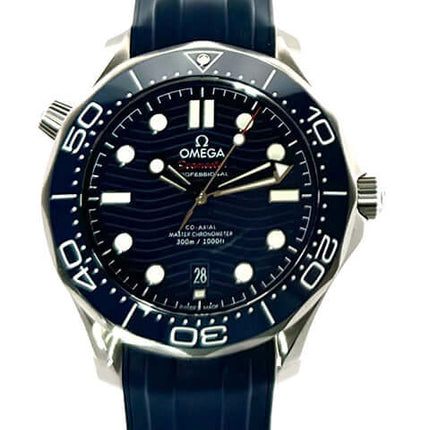 OMEGA Seamaster Diver 300M Master Chronometer 210.32.42.20.03.001 mit blauem Zifferblatt und Kautschukband.