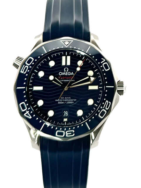 OMEGA Seamaster Diver 300M Master Chronometer 210.32.42.20.03.001 mit blauem Zifferblatt und Kautschukband.