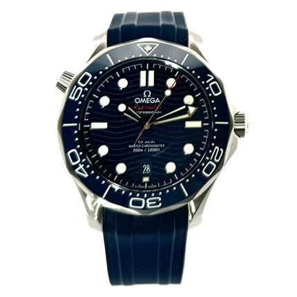 OMEGA Seamaster Diver 300M Master Chronometer mit blauem Zifferblatt, Ref. 210.32.42.20.03.001, auf blauem Kautschukband.