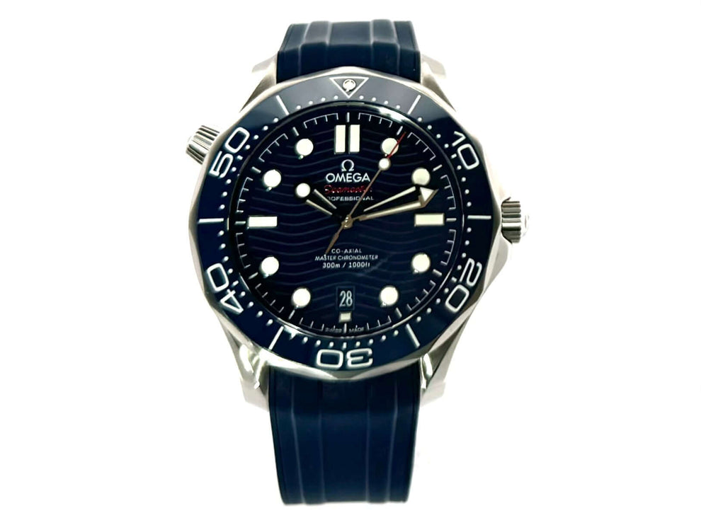 OMEGA Seamaster Diver 300M Master Chronometer mit blauem Zifferblatt, Ref. 210.32.42.20.03.001, auf blauem Kautschukband.