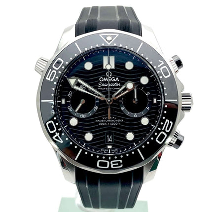 Omega Seamaster Diver 300M Chronograph 210.32.44.51.01.001 mit schwarzem Zifferblatt und Kautschukband.