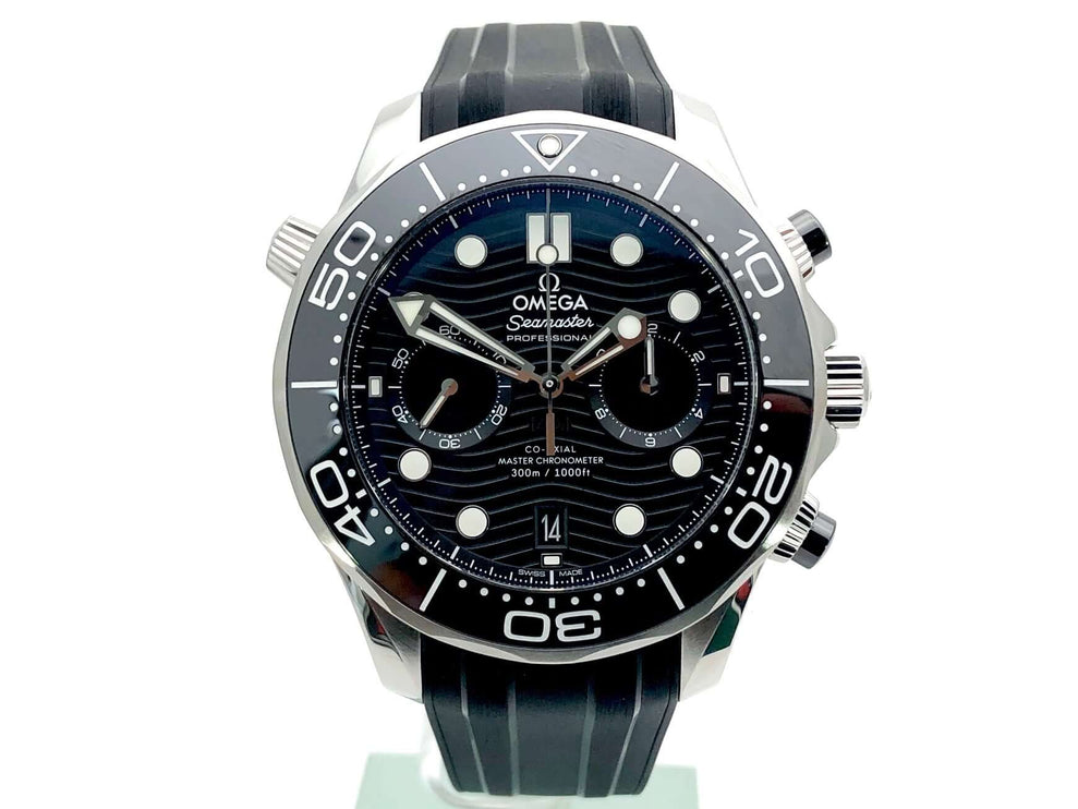 Omega Seamaster Diver 300M Chronograph 210.32.44.51.01.001 mit schwarzem Zifferblatt und Kautschukband.