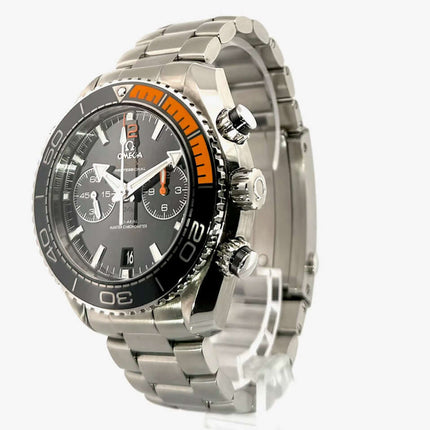 Omega Seamaster Planet Ocean 600M Chronograph aus Edelstahl mit schwarzem Zifferblatt und orangefarbenen Akzenten, Heliumventil und Sicherheitsfaltschließe.