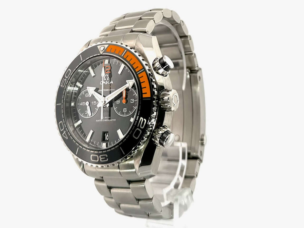 Omega Seamaster Planet Ocean 600M Chronograph aus Edelstahl mit schwarzem Zifferblatt und orangefarbenen Akzenten, Heliumventil und Sicherheitsfaltschließe.