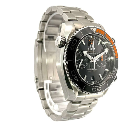 Omega Seamaster Planet Ocean 600M Chronograph 215.30.46.51.01.002, poliertes Edelstahlgehäuse, schwarze Keramiklünette mit orangefarbenem Kautschuk.