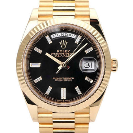 Rolex Day-Date 40 in Gelbgold mit schwarzem Diamantzifferblatt und Präsident Armband. Modell 228238.