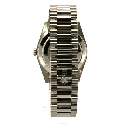 Rückseite des Rolex Day-Date 40 Weißgold 228239 mit olivgrünem Zifferblatt und Präsident Armband aus 18 kt Weißgold.