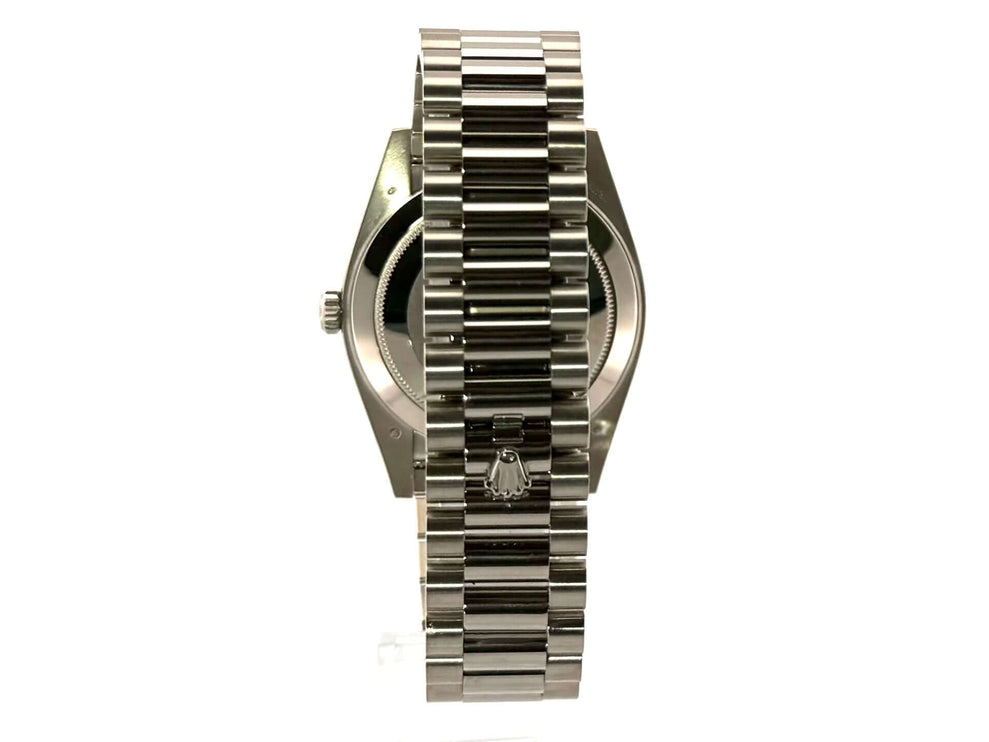 Rückseite des Rolex Day-Date 40 Weißgold 228239 mit olivgrünem Zifferblatt und Präsident Armband aus 18 kt Weißgold.