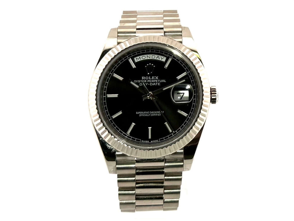 Rolex Day-Date 40 Weißgold 228239 Schwarz mit 40mm Gehäuse, Präsident Armband und schwarzem Zifferblatt, Datum bei 3 Uhr, Wochentag bei 12 Uhr.