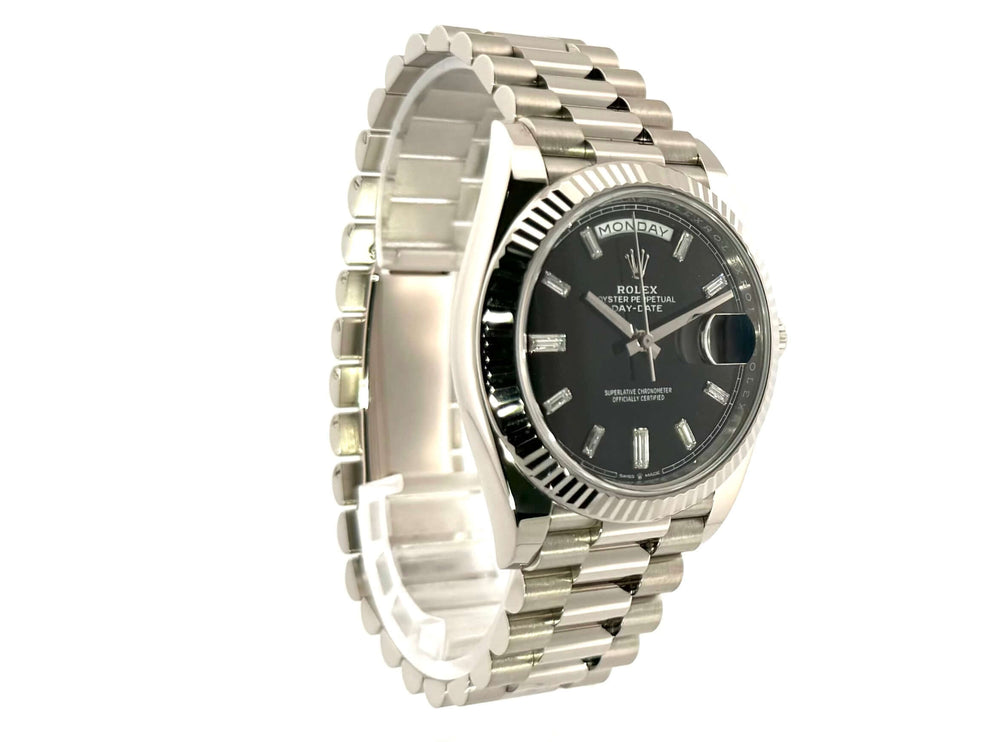 Rolex Day-Date 40 Weißgold 228239 Schwarz Diamant aus 2021 mit 18 kt Weißgold Gehäuse, Präsident Armband und schwarzem Diamantzifferblatt.